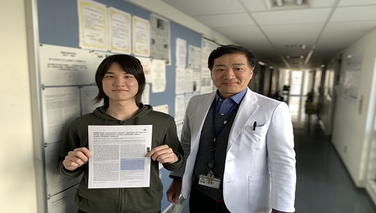 PNAS掲載論文を持つ宮崎さんと中村先生