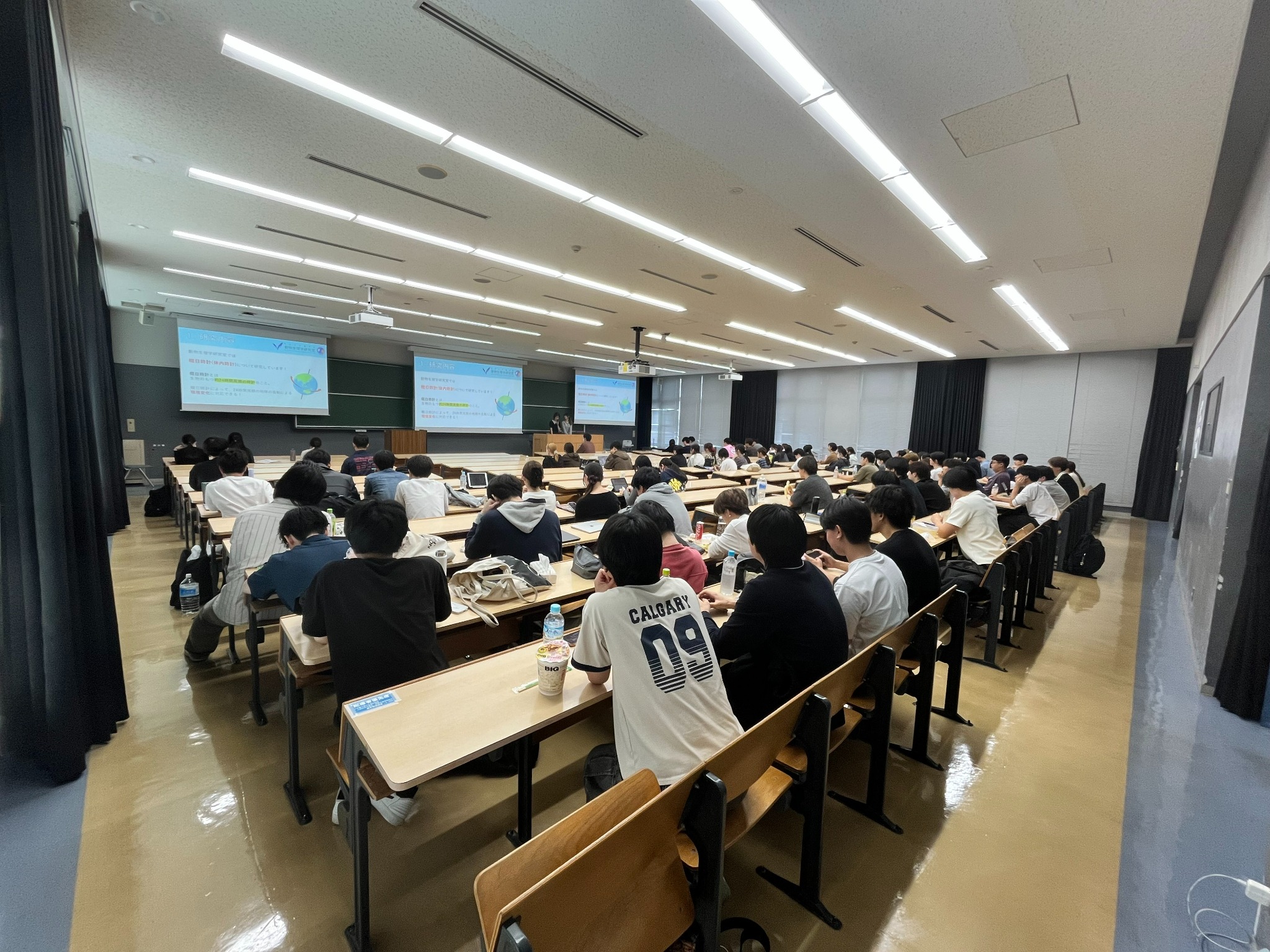 研究室紹介に集まった学生の様子
