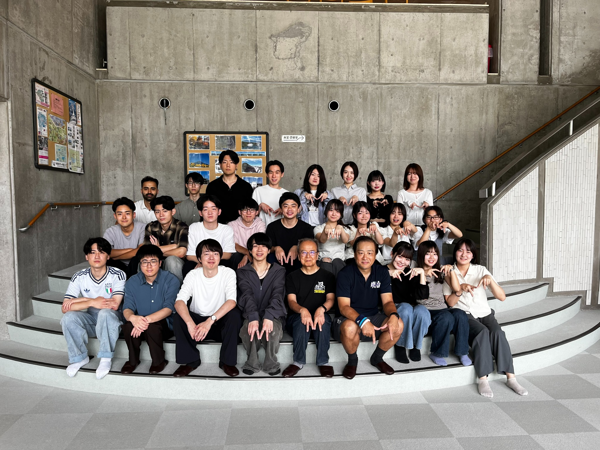 山中セミナーハウスでのゼミ合宿の集合写真