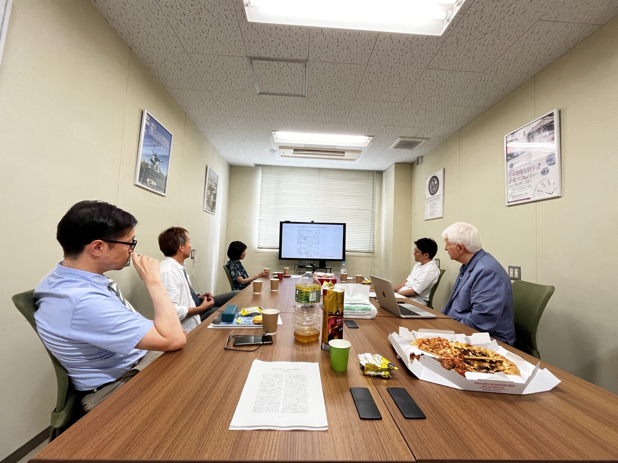 長崎大学歯学部での時間生物学に関する議論の様子