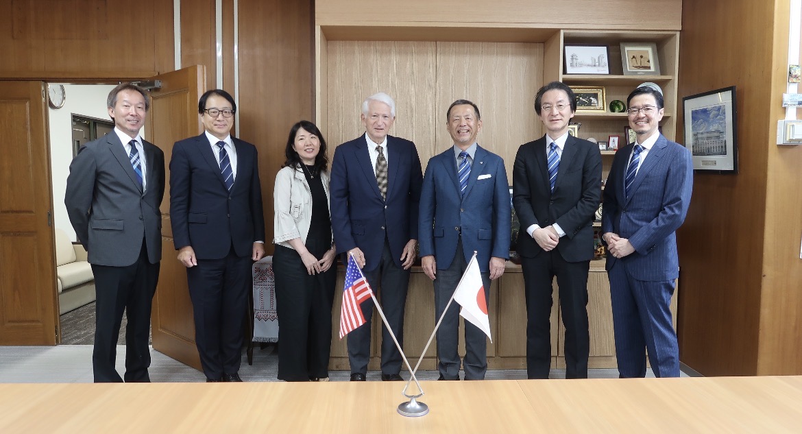 長崎大学学長への表敬訪問での集合写真