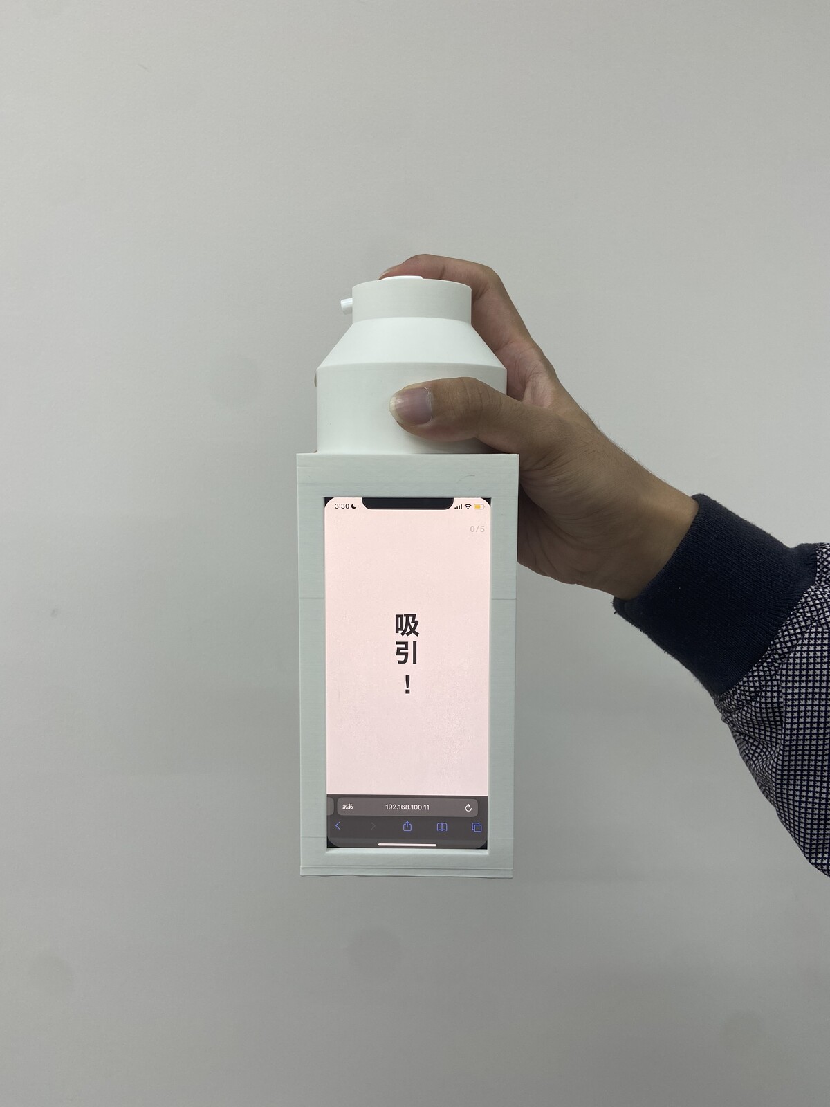 スマートフォンを組み込んだスプレー型デバイスの正面