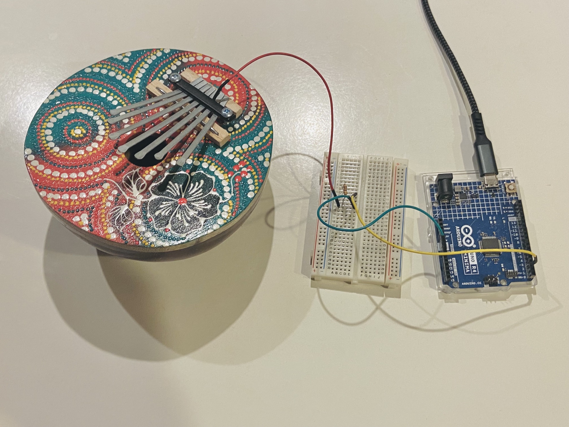 カリンバ、ブレッドボード、Arduinoを接続した実機
